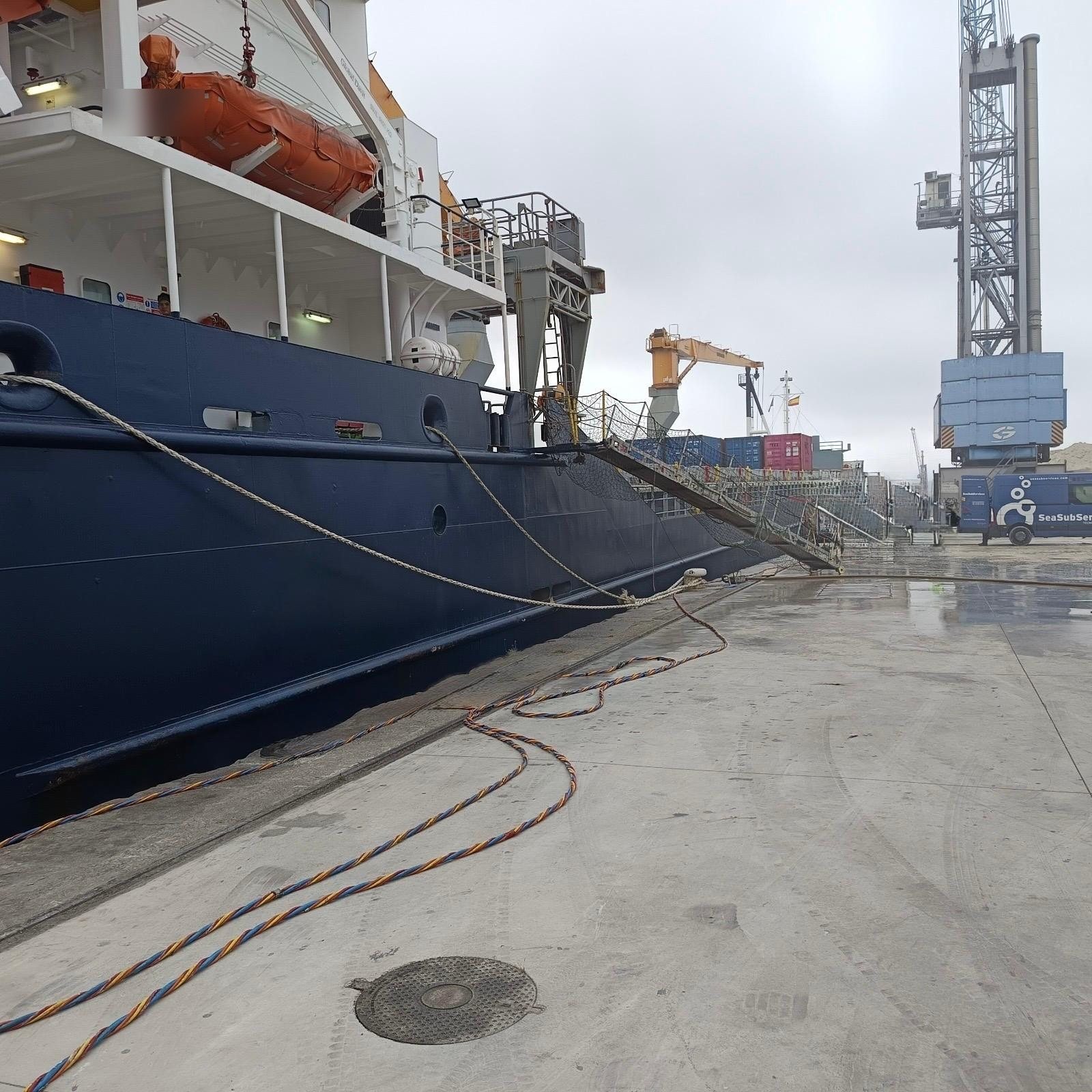 Costado do navio atracado no porto