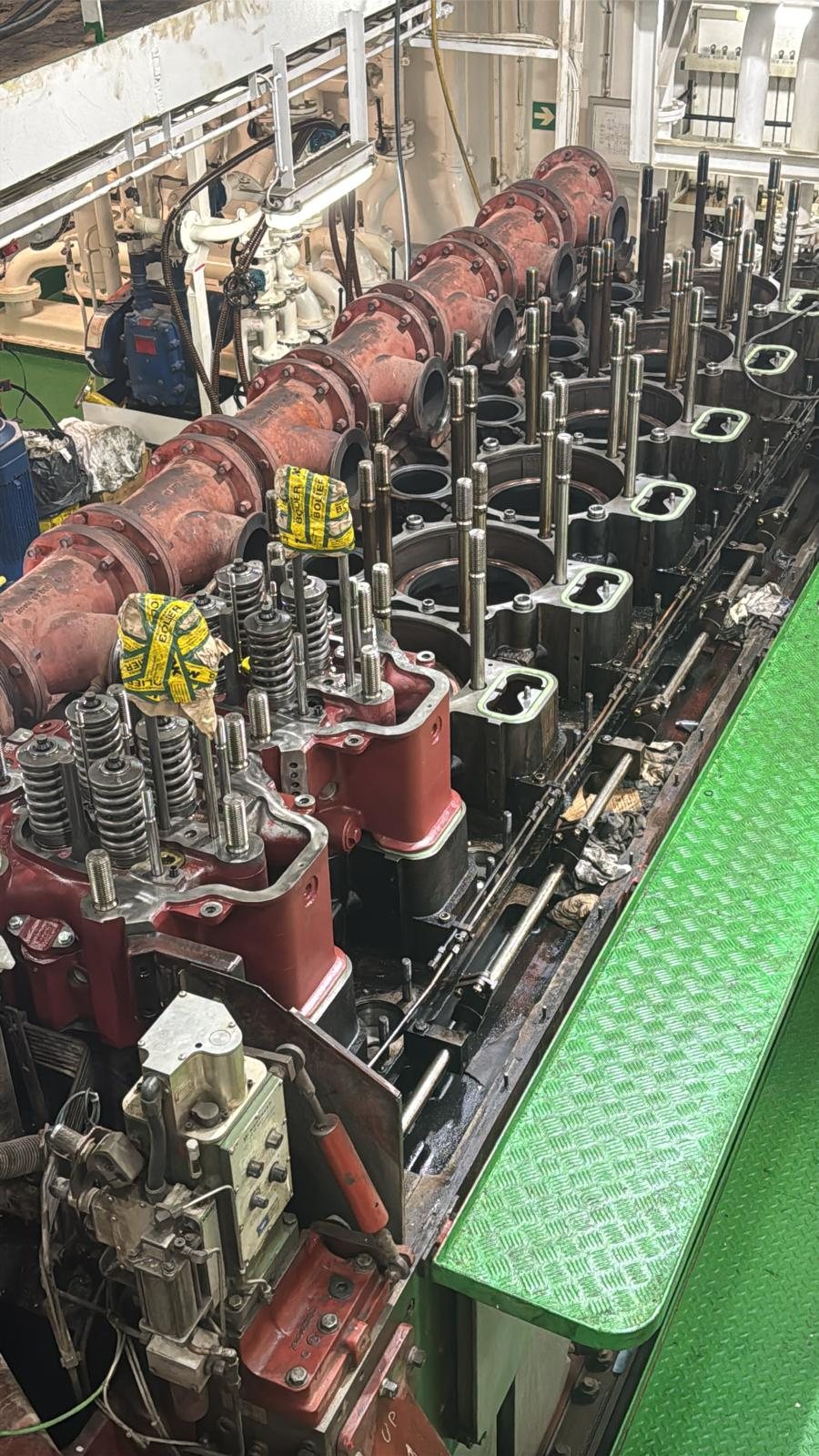 Motor principal, cabeçotes à vista
